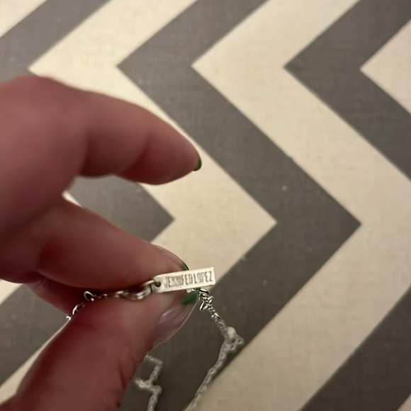 Silver heart necklace - Jennifer Lopez - Picture 4 of 5